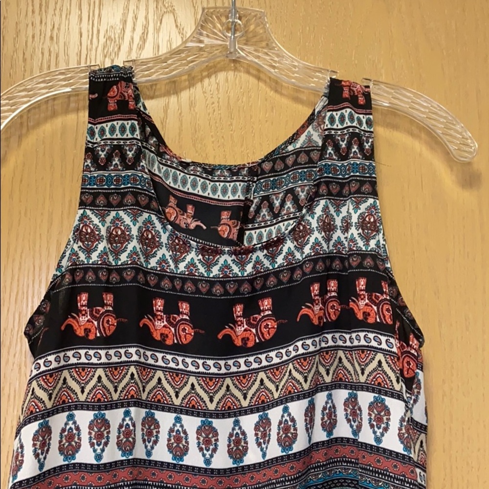 High-Low Patterned Tank Top - Picture 2 of 3